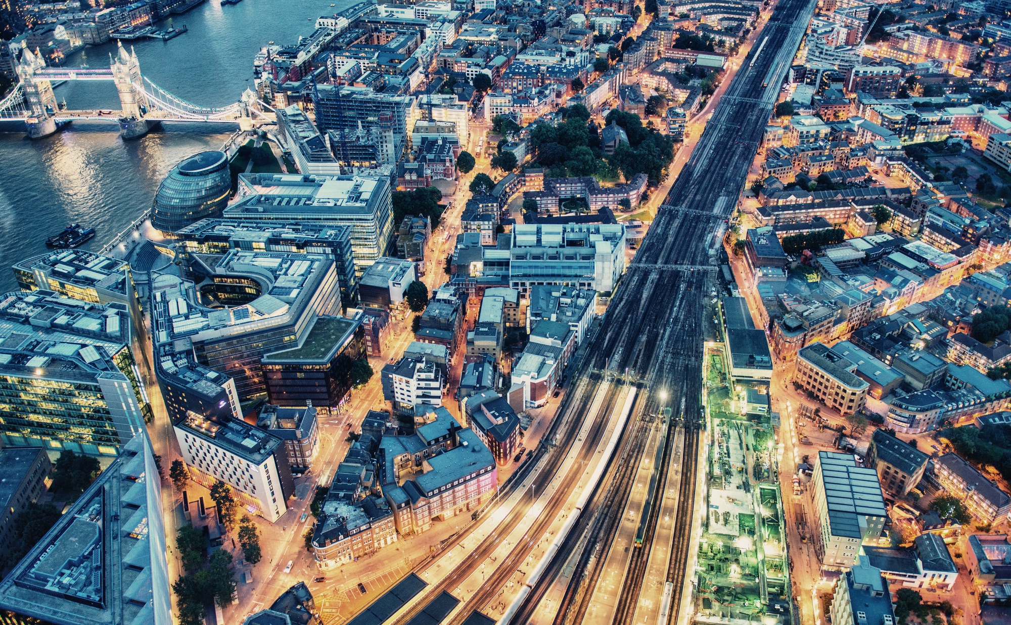 SS_Night aerial view of London